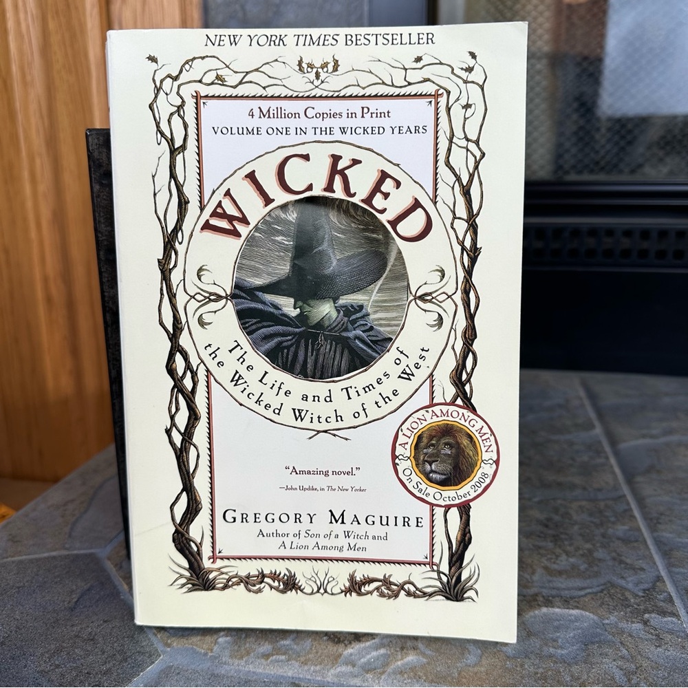 Wicked by Gregory Maguire Paperback Book Fantasy Magic Witches Retelling